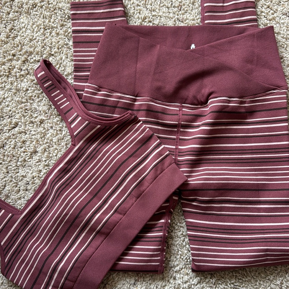 Spiritual Gangter v shape waistline leggings and bra set size XS/S